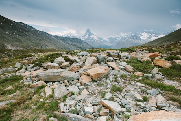 Matterhornberg met witte sneeuw en blauwe hemel in de stad van Zermatt in Zwitserland