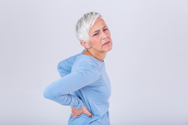 Photo matur woman suffering from lower back pain mature woman resting with back pain female lower back pain senior woman injury suffering from backache