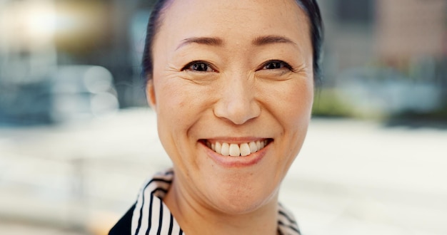 アジア人女性東京の街で旅行や仕事への通勤とプロフェッショナルと対峙 都市街で企業弁護士オフィスへの旅とビジネスマインドセットの肖像画での幸せ