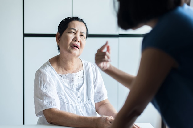 Donna asiatica matura con malattia di alzheimer, le donne anziane hanno dimenticato di ricordare i volti e il nome