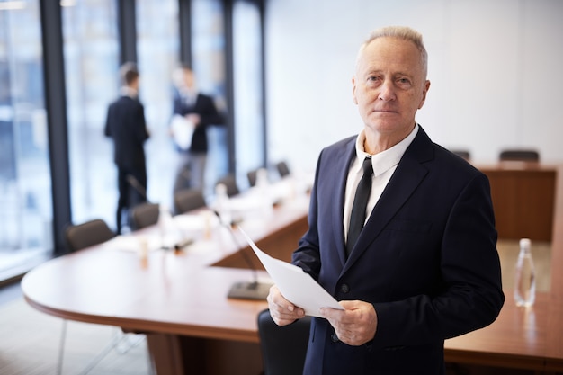 Foto posa matura dell'uomo d'affari