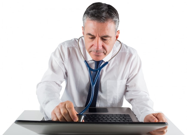 Зрелые бизнесмен работает диагностики на ноутбуке