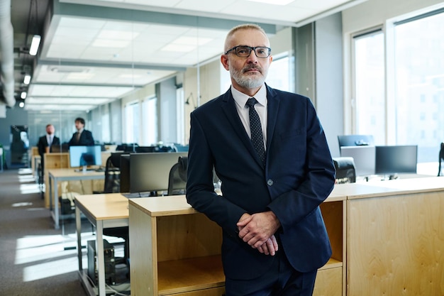 Photo mature businessman in suit at office