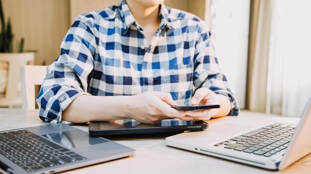 Photo mature businessman using a digital tablet to discuss information with a younger colleague