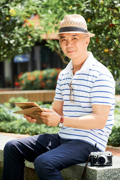 사진 공원에서 쉬고 성숙한 중국 남자