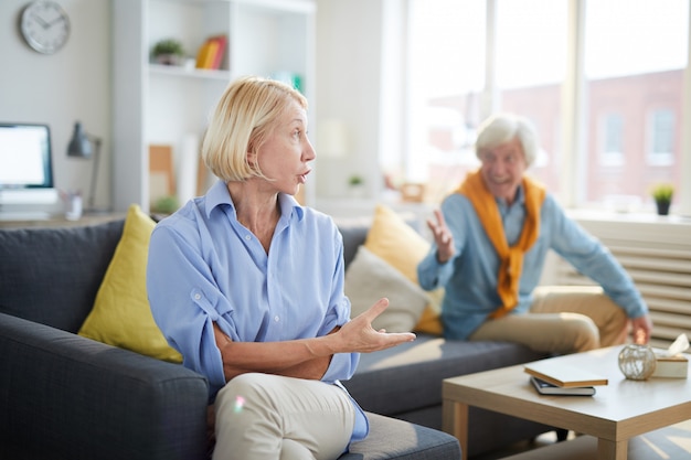 Photo mature couple arguing