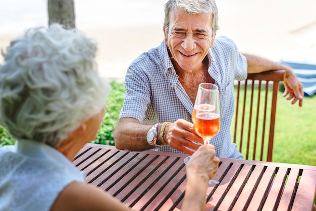 Photo mature couple celebrating with prosecco