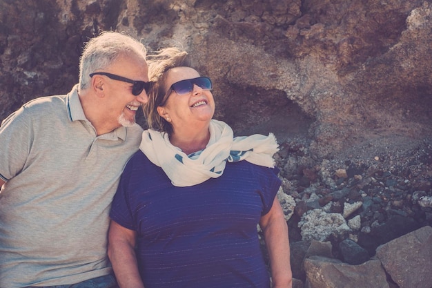 Photo mature couple standing against wall