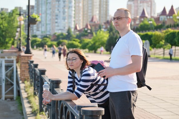 Пожилая пара гуляет и разговаривает мужчина и женщина