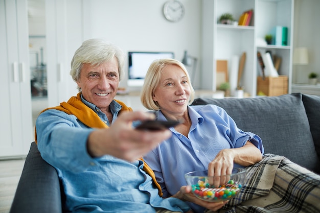 Photo mature couple watching tv