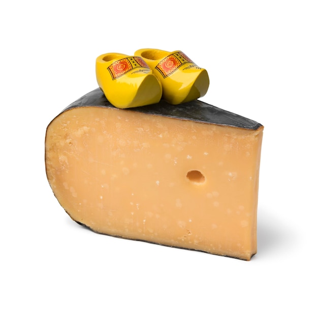 Photo mature dutch gouda cheese with wooden shoes