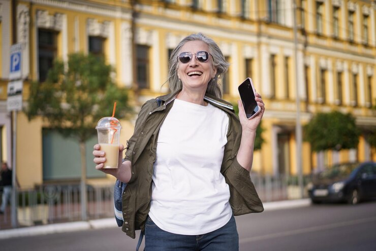 Photo a mature european woman enjoys life walking in the city biohacking concept