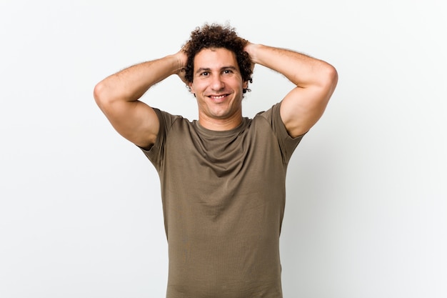 Foto risate isolate uomo bello maturo con gioia tenendo le mani sulla testa. concetto di felicità.