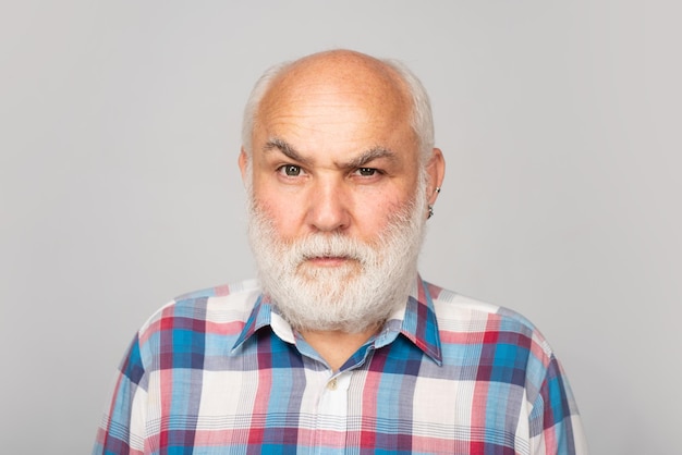 Photo mature man close up face of handsome serious elder senior in studio older grandfather grandpa pensio