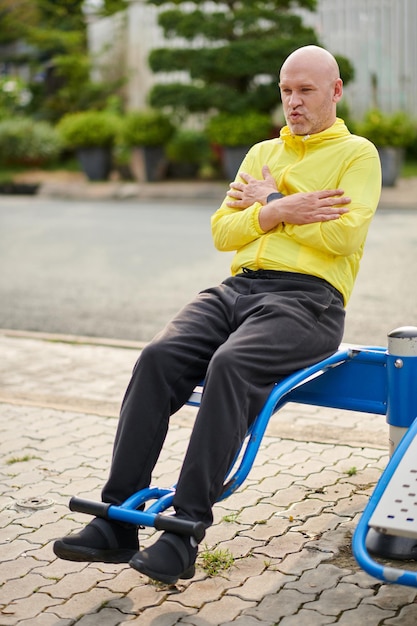 Photo mature man doing crunch exercise