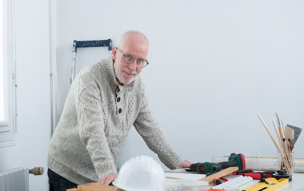 Photo mature man doing diy at home