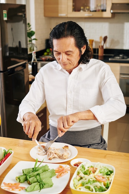 Uomo maturo che mangia la cena