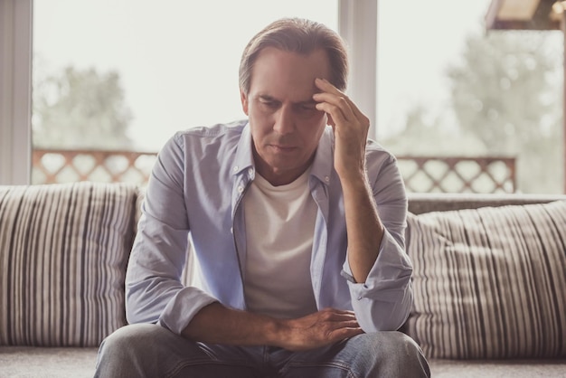 Photo mature man at home