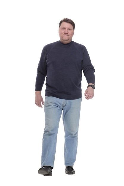 Зрелый мужчина в джинсах шагает вперед изолирован на белом фоне