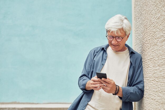 Uomo maturo, usando, smartphone, minimo