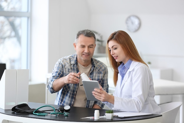 Foto uomo maturo in visita medico in clinica