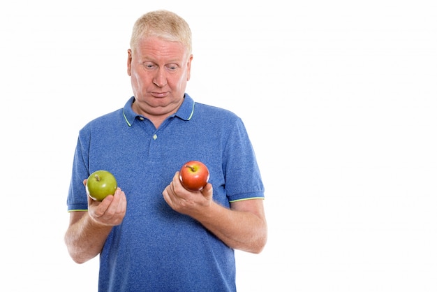 Зрелый человек с яблоками
