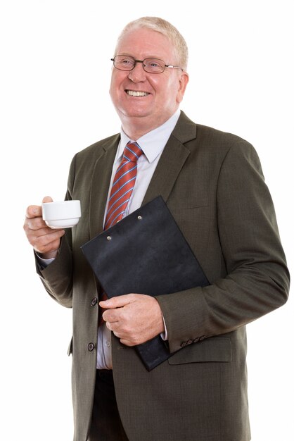 Зрелый мужчина с клипбордом и чашкой кофе