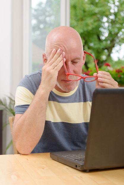 Photo mature man with headache