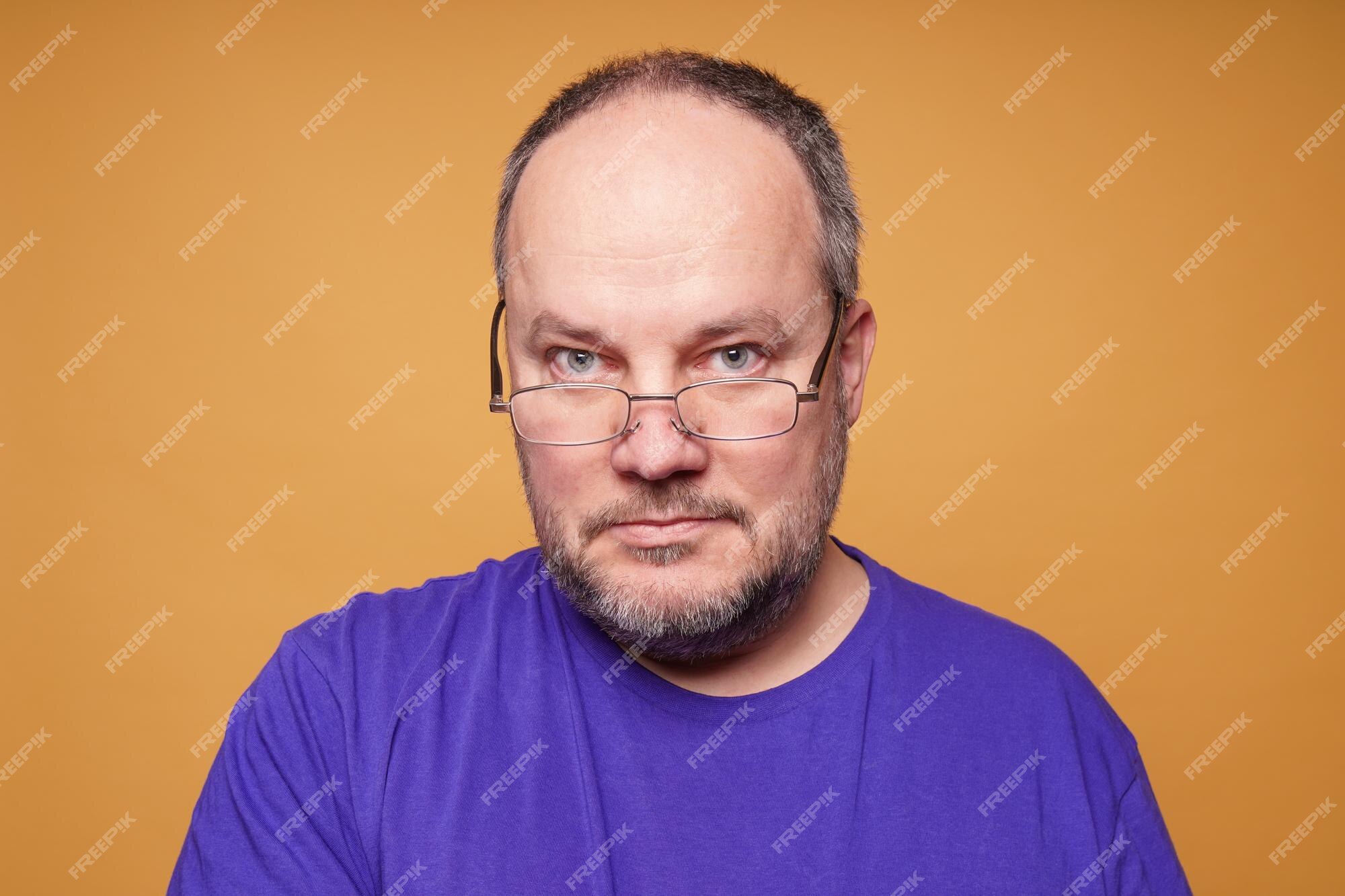 premium-photo-mature-man-with-reading-glasses
