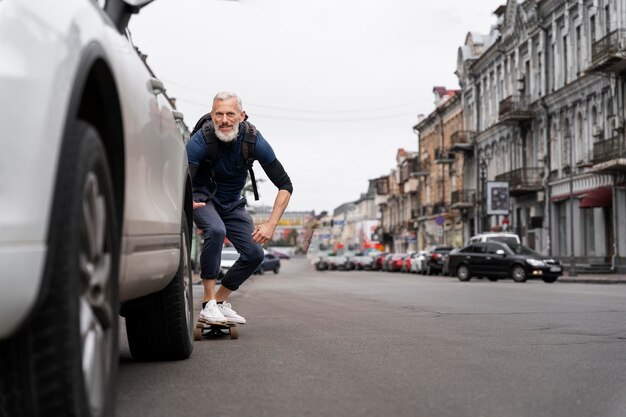 Uomo maturo con skateboard mobilità sostenibile