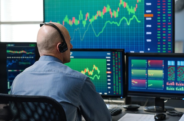 Photo mature man working with stock data