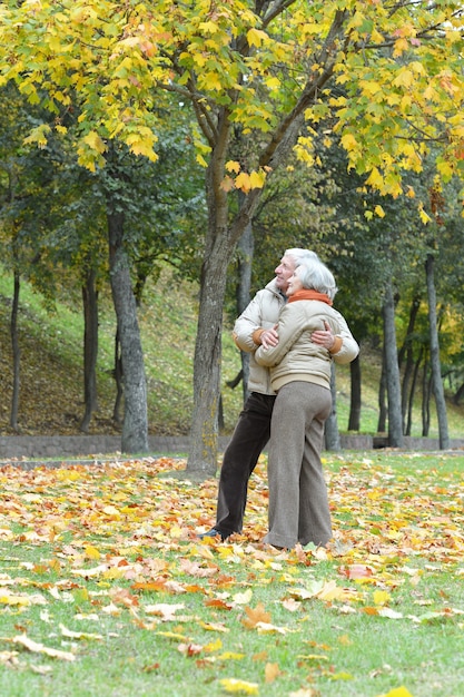 Coppia sposata matura divertirsi all'aria aperta in autunno