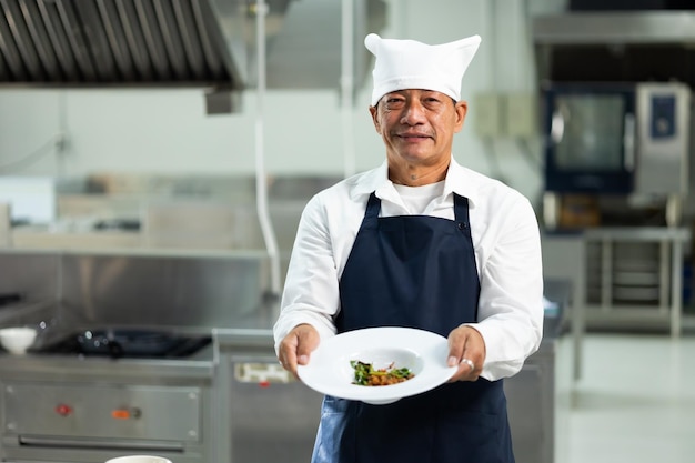 熟成したマスターシェフ 料理クラスポートレート シニア アジア タイ 男性 プロシェフ 調理 食事 料理教室 料理学校 調理学校の調理レッスン