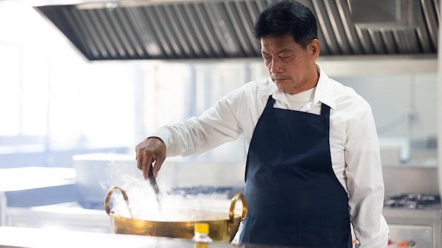 Фото Зрелый мастер-шеф кулинарный класс портрет старший азиатский тайский мужчина профессиональный шеф-повар кулинарный ужин кулинарная классная школа кулинарных уроков в кулинарной школе