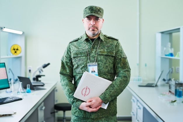 Фото Зрелый офицер в военной форме держит папку с секретными файлами