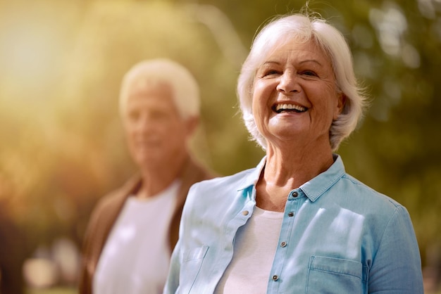 Photo mature senior couple and woman portrait in nature for fun bonding and loving adventure elderly retired husband and wife enjoying retirement outdoors with a bond of love care and marriage