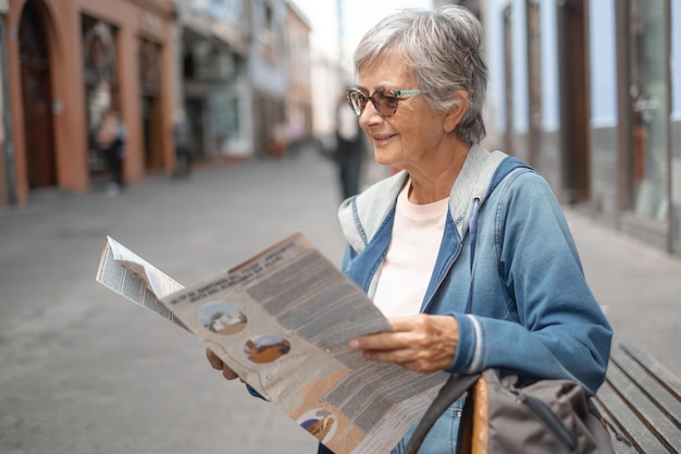 Foto donna turistica senior matura in vacanza di viaggio visitando la città di santa cruz de tenerife nelle canarie