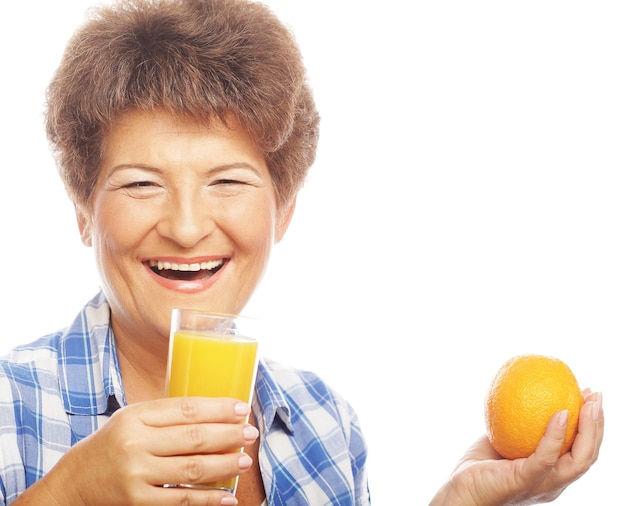 Photo mature smiling woman with orange juice