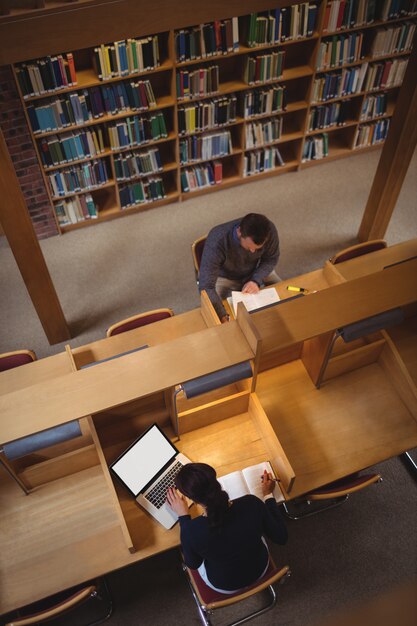 図書館で勉強している成熟した学生