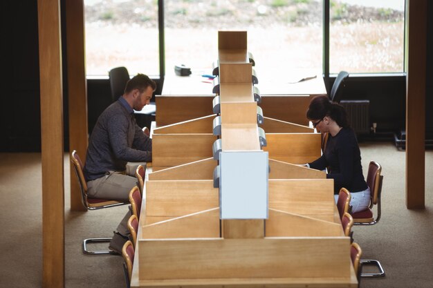 Foto studente maturo che studia nella biblioteca