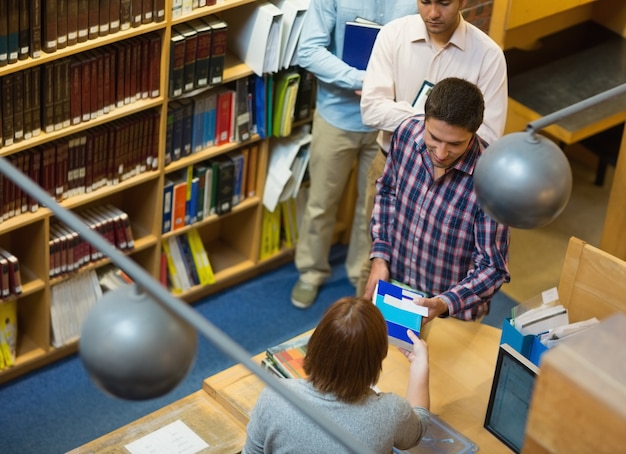 大学図書館カウンターでの成人