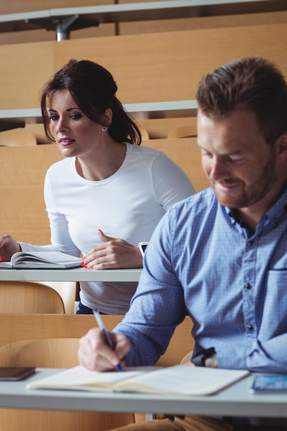 Studenti maturi che scrivono note