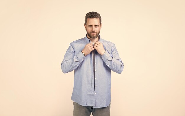 Photo mature stylish man with stubble wearing casual shirt mature man with stubble isolated on grey background mature man with stubble in studio photo of mature man with stubble