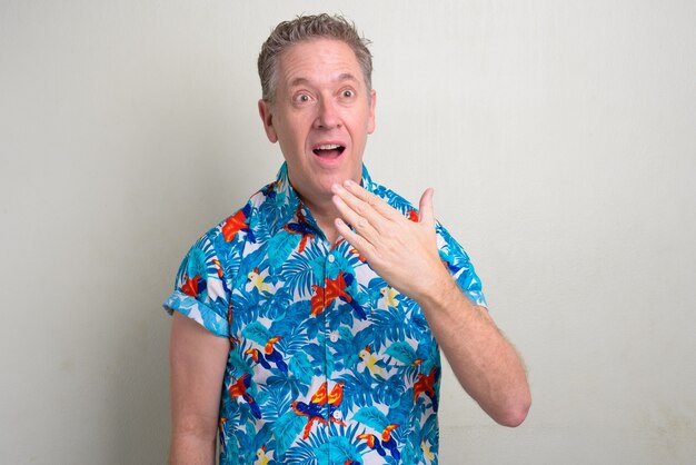 Photo mature tourist man ready for vacation on white