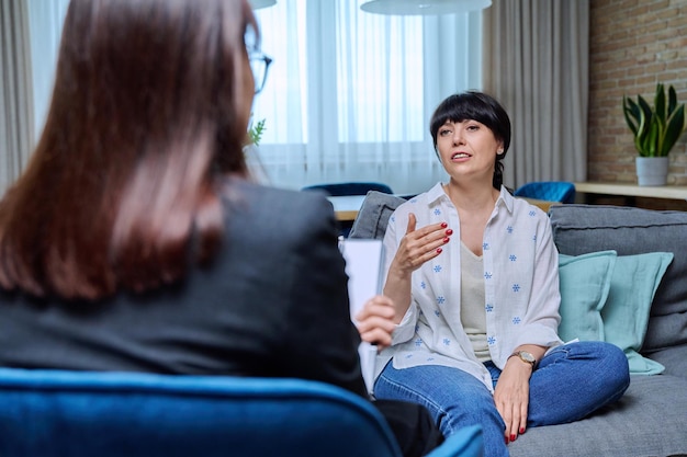 写真 心理学者とのセラピー会合で成熟した女性