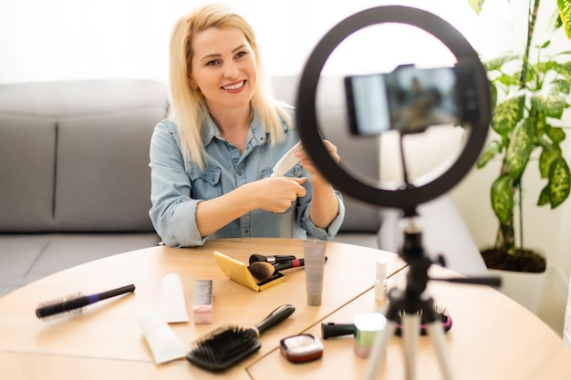 Blogger di bellezza per donna matura, registra video di trucco per donne anziane.