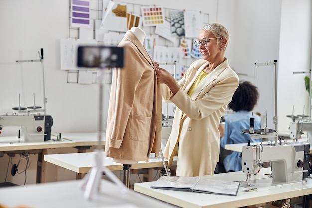 写真 成熟した女性の服のデザイナーは、アフリカ系アメリカ人の針子が