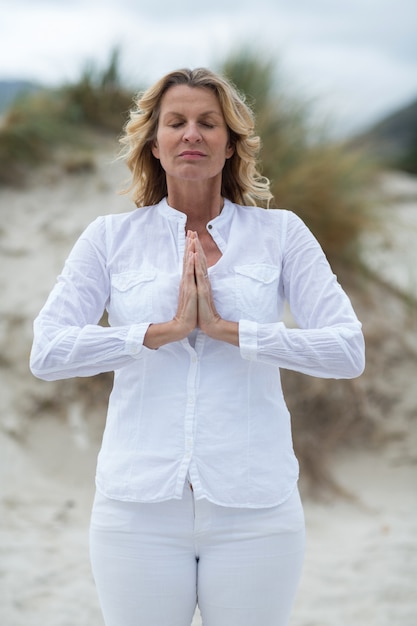 Foto donna matura che fa meditazione