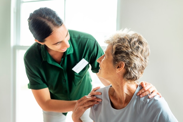 Donna matura che fa terapia fisica