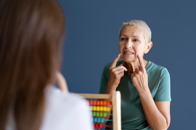 Photo mature woman having an occupational therapy session with a psychologist